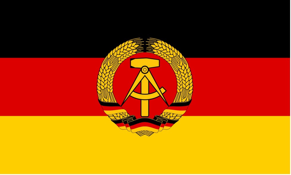 Welcher deutsche Staat hatte eine schwarz-rot-goldene Flagge mit Hammer, Zirkel und Ährenkranz?