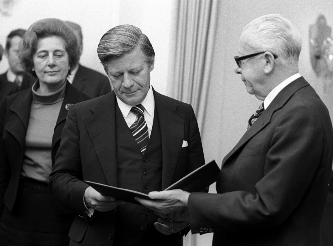 Der deutsche Bundespräsident Gustav Heinemann gibt Helmut Schmidt 1974 die Ernennungsurkunde zum deutschen Bundeskanzler. Was gehört zu den Aufgaben der deutschen Bundespräsidentin / des deutschen Bundespräsidenten?